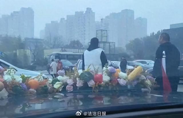 拦婚车要香烟后续，新娘被气哭，6人被警方处罚，网友拍手叫好，