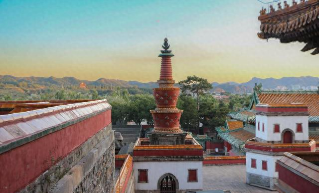 大批老人涌入承德，打着旅游名义，不逛避暑山庄不看外八庙，为啥