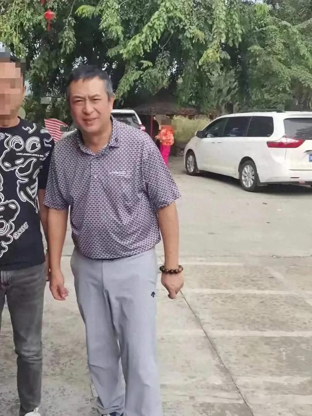 54岁张嘉译海南被偶遇！腰越来越严重了 完全没办法站直 中年才爆红