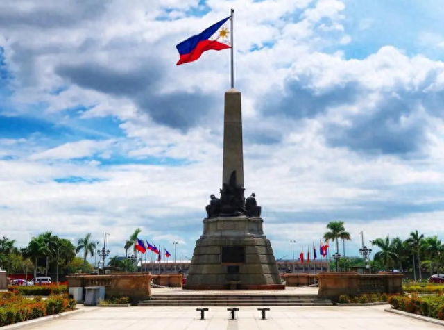 穷得吃垃圾、吃虫维生，富得请菲佣！菲律宾凭啥成全球奇景？