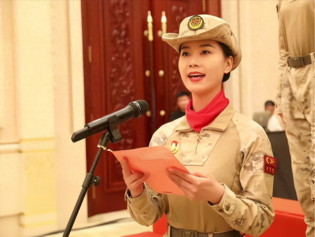 女民兵李思颖阅兵回家后仅半天，又官宣新身份，太牛了，全网恭喜