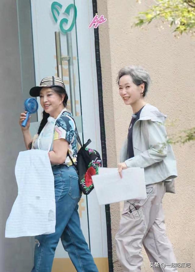 74岁刘晓庆与62岁叶童同框，被两人真实样子吓到，你不惊讶算我输