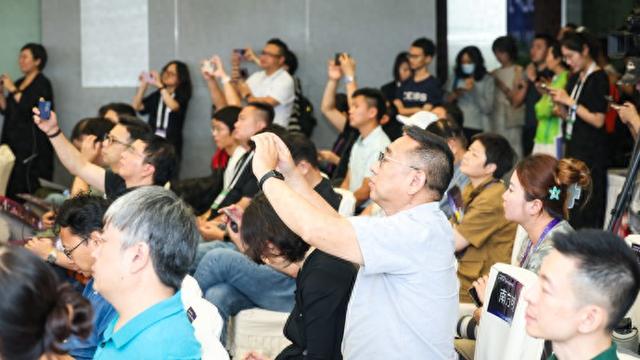 来自WAIC论坛，从“融”到“智”：AI不是选择题，而是媒体“必答题”