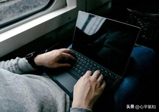 电脑启动后黑屏不进入桌面（技术栈电脑开机后不显示桌面是黑屏怎么办最全排查解决指南）