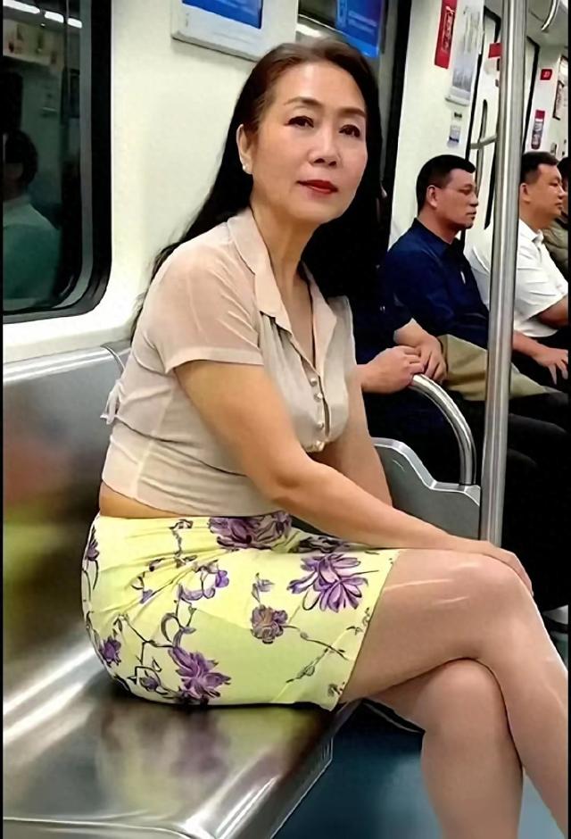 六旬阿姨旗袍地铁惊艳！"老不正经"的骂声，打了谁的脸？