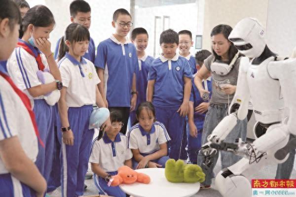 “学会遥控机器人，模仿我的动作翻转杯盖”