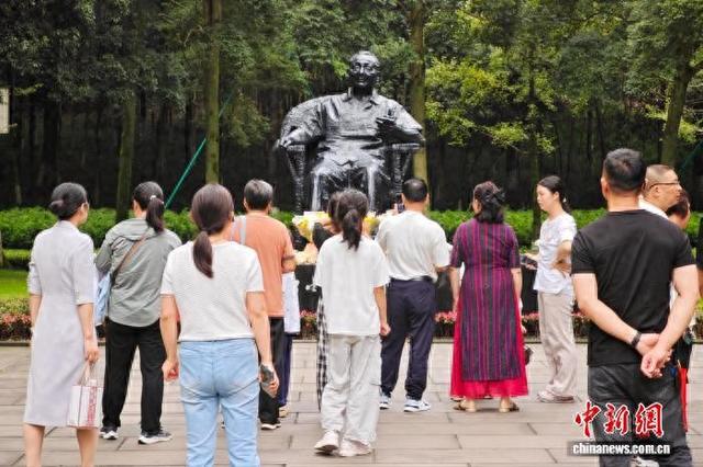 四川广安邓小平故里国庆假期游客如织