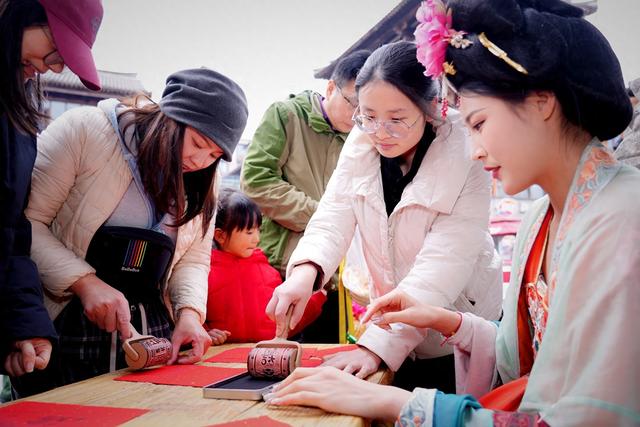 文化范与烟火气，第四届“衣起锦官城”（成都）汉服周打造文旅融合新场景