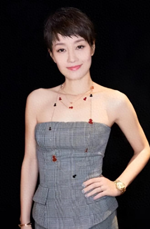 49岁马伊琍没想到，辛苦养大的17岁女儿文君竹，早为亲爹文章争光