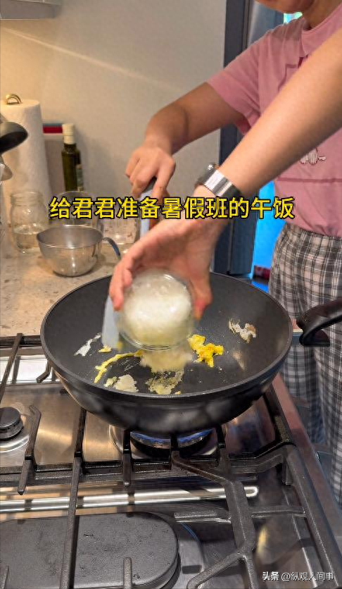 君君头戴尿不湿坐姿豪放，凯文自学中文，老外也改不了小黄基因！