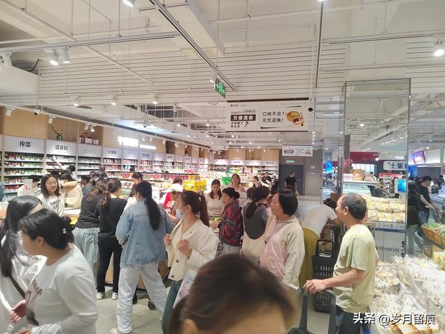 鹤壁，黄金周假期，新开业的鹤壁龙凤缘商场依然火爆