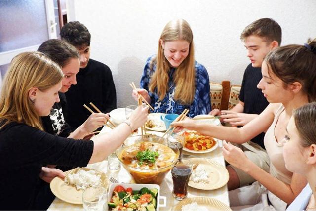 第一批来华免签的外国人，尝过中国大餐，回国已经吃不下白人饭了
