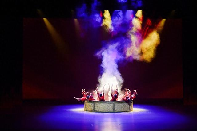 花之舞破解版在线玩（特写17个女孩的3分半钟）