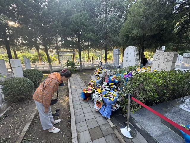 《沉默的荣耀》热播引共鸣，市民自发前往公园公墓悼念英烈
