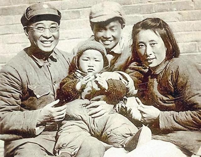 1992年，陈赓遗孀傅涯坚持要去台湾，刚落地十几辆汽车让她傻了眼