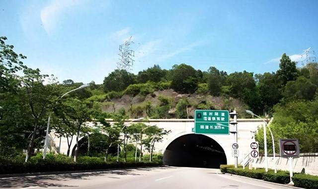 厦门莲前至梧村山隧道，全国最长的城市公路隧道，全长3.7公里