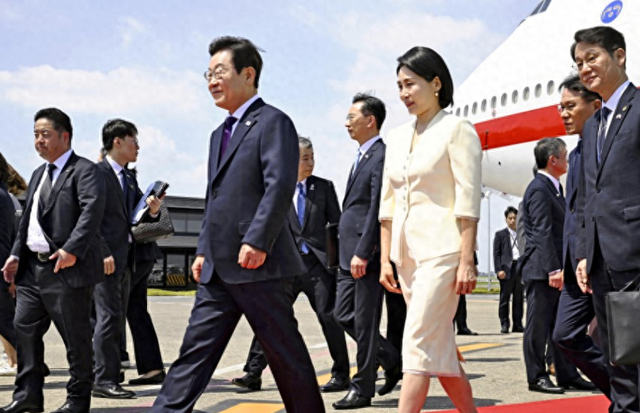 中方设下的考验	，李在明完美通过，前脚刚出日本，就拿到中方大礼