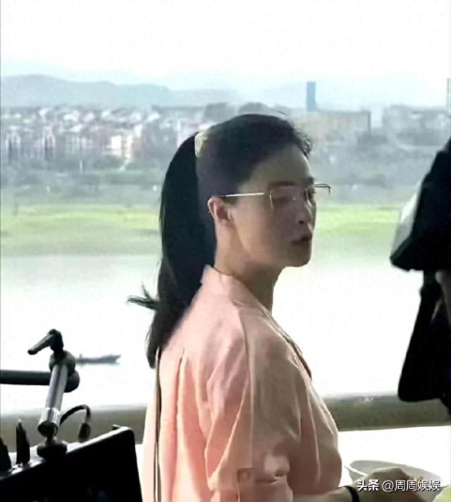 41岁蒋欣重庆炸街，瘦成排骨胸筷子腿，依旧凹凸有致有魅力