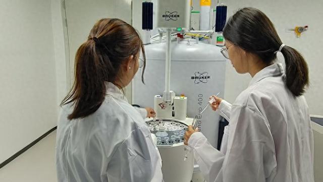 “阳光+海水”破解白色污染，这位上海科学家海边就地取材，让塑料重生