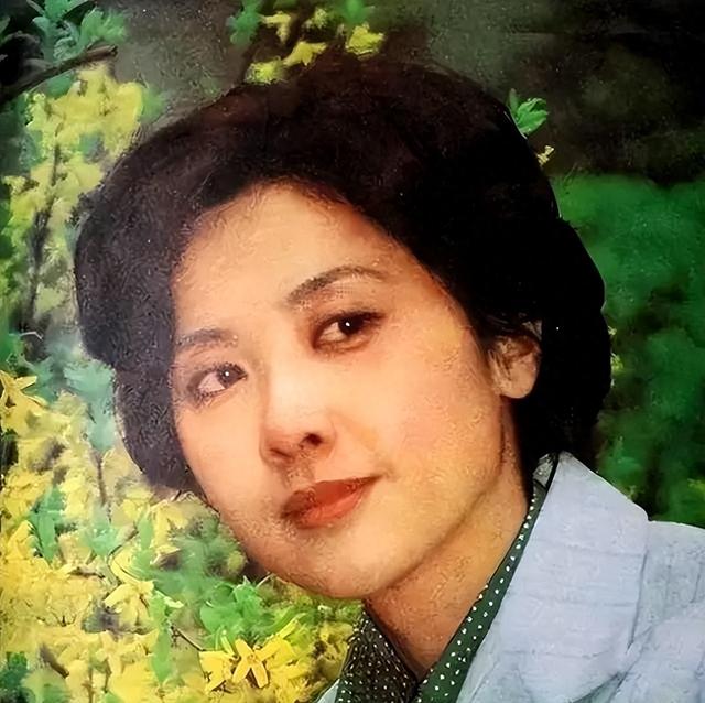 她是中国第一美女，结2次婚都没孩子，如今72岁仍美得令人羡慕！