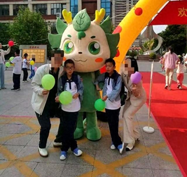 老大一笑，老二就闹？逃离北京的自闭症三胞胎，最近遇上了新烦恼