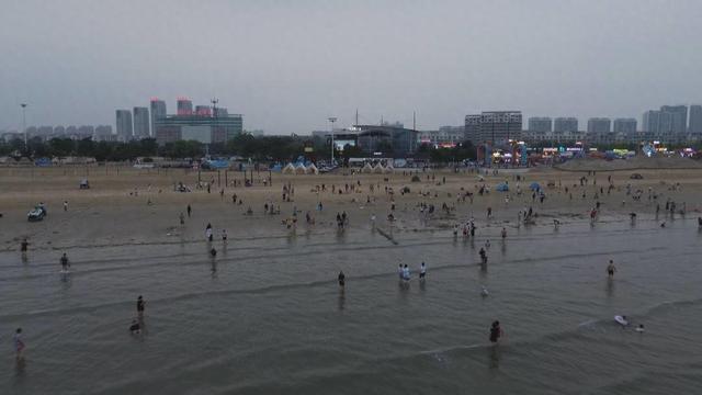 银滩夏夜：海风伴欢乐 灯火映清凉