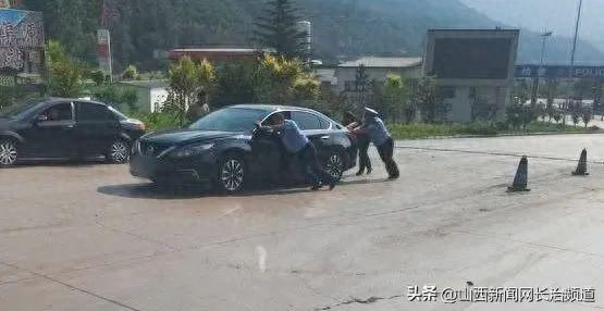 长治交警：暖心相助解困境 让游客舒心畅游