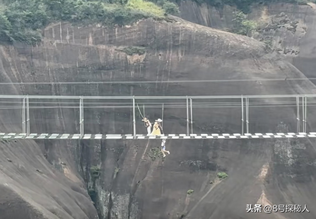惊险！男童踩空玻璃栈道，身体悬挂空中，路人营救被骂，景区回应