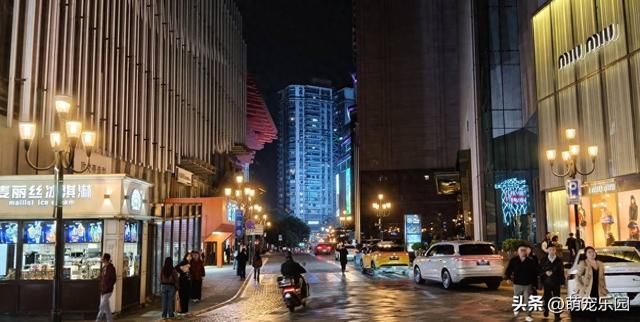 重庆夜晚太震撼，刚出地铁站，解放碑热闹景象扑面而来