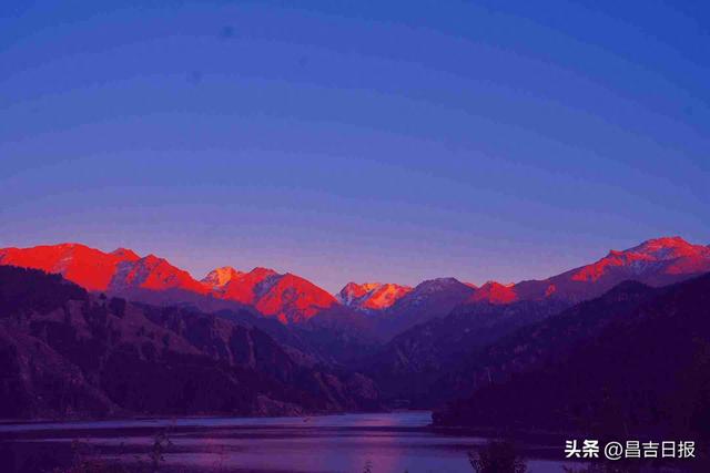 天池湖水与夕阳的浪漫美景，你见过吗？