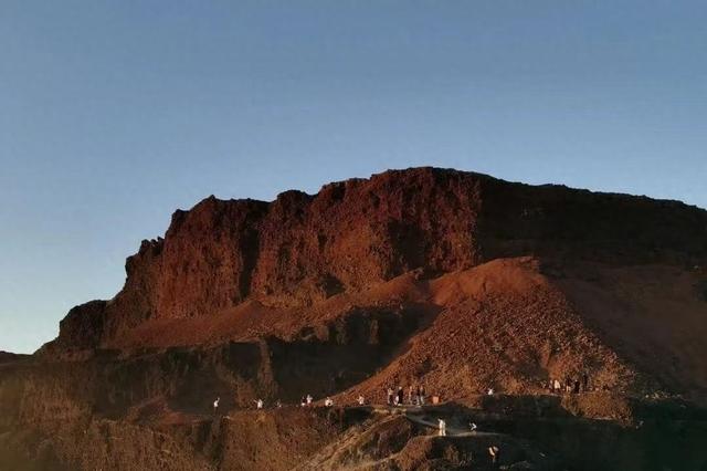 游客吐槽乌兰哈达火山烟雾棒熏人，景区：禁止燃放烟雾棒，有人不听劝
