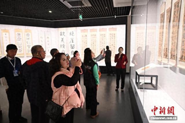 海外华文媒体代表走进四川省泸州市博物馆