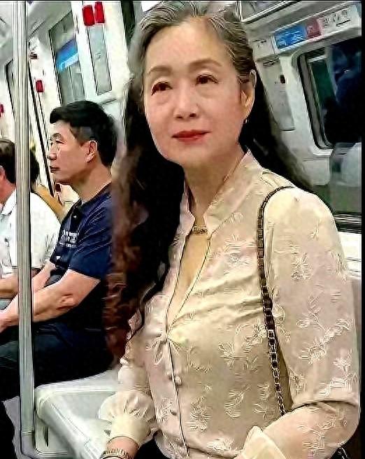 70岁奶奶穿露胸装！网友：啥年龄了，这样穿让年轻人都不好意思了