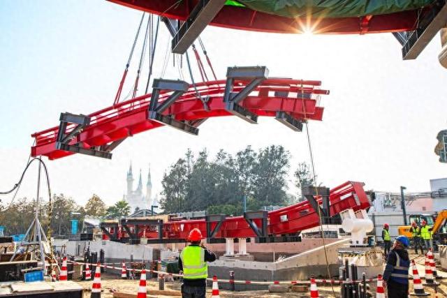 蜘蛛侠高速过山车正推进轨道安装！上海迪士尼度假区3月启动十周年系列庆典，新建项目最新现场图发布