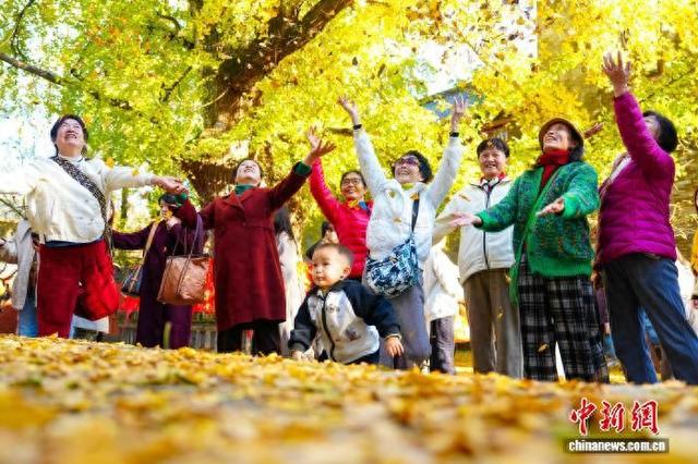 湖北襄阳秋色如画游人如织