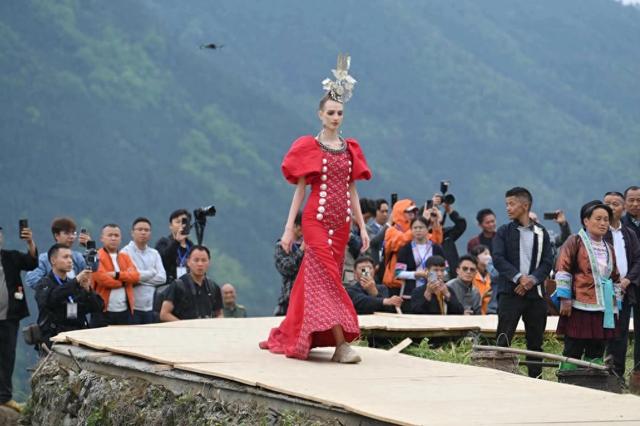 贵旅“年度精彩瞬间”丨最炫民族风！把“T”台搬进梯田