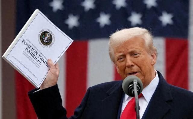 特朗普终于签字，对华关税延长 90 天，还请求中国出手拉美国一把