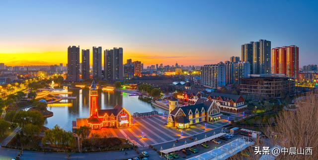 晚霞把天际涂成画布，公园欧式建筑灯火璀璨似穿越时空！