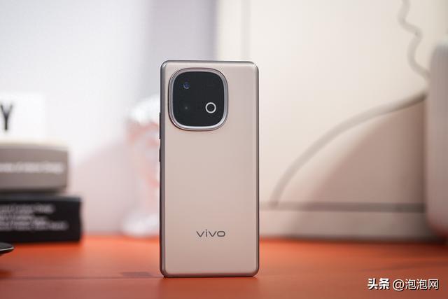 7620mAh超大电池也有超薄设计 vivo Y300 GT外观图赏