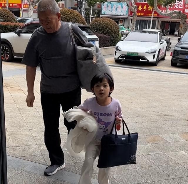 小天赐，终为父母当年的“冲动	”买了单	，年仅6岁活得不像个小孩