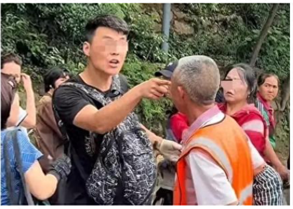 1600公里来骂人？黔灵山驱猴大爷遭游客怒怼，景区回应引爆网络！