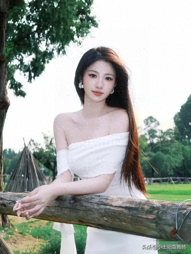 云南一校花	，172cm身段45kg，美得太犯规，让人移不开眼