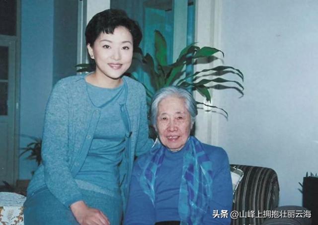 刘少奇的夫人王光美有多美？19岁在大学的留影，美艳不可方物！