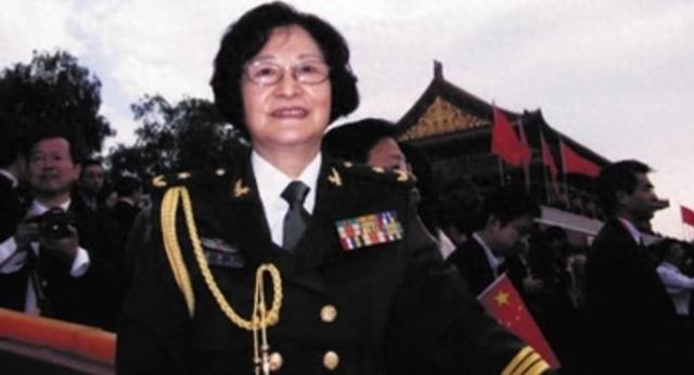 贺龙元帅的美貌前妻，她离婚后一辈子没结婚，女儿成为了少将