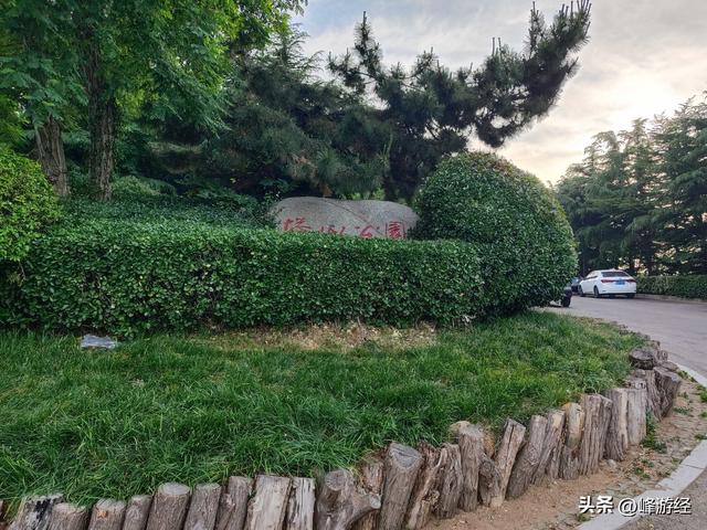 傍晚爬威海塔山，取景器俯瞰山海风光，山脚寻到另一座文笔峰宝塔