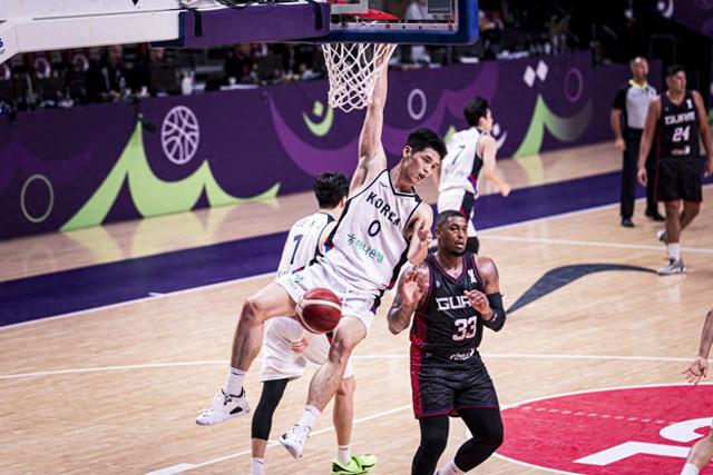 男篮亚洲杯疯狂一夜：日本惨遭淘汰，八强全部落位，中韩大战！