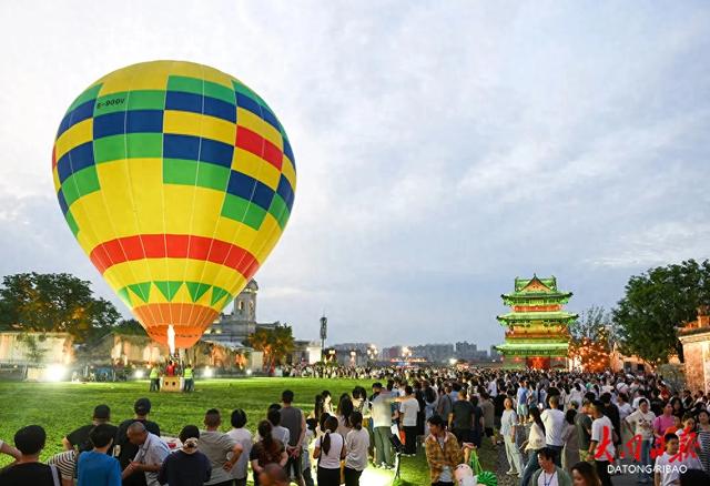 大同古城夜景流光溢彩，游人的脚步根本停不下来~