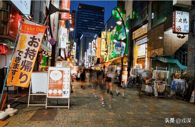 日本红叶季凉透！熊比游客多没人敢去，再加上得罪中国游客亏到哭