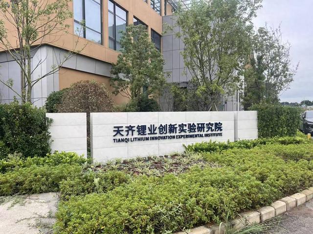 新突破！科研团队攻克固态电池领域关键难题 业内：实现低成本商用仍需跨越材料制备等多重“工程化量产”鸿沟