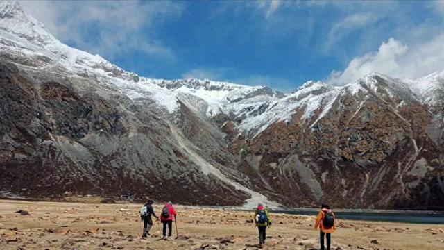女子库拉岗日徒步失联，在牛棚被找到时，正盖着牛粪保温